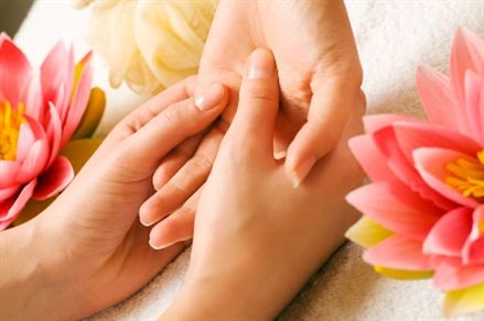 Ra mồ hôi tay chân - đã có Thuốc ngâm chân Trường Xuân